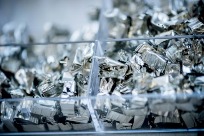 Diese Zinnkapseln verwenden die Bochumer Forscher zur Bestimmung von Kohlenstoff- und Stickstoffmengen. Sie sind auf viele Tests vorbereitet. © RUBIN, Foto: Gorczany Diese Zinnkapseln verwenden die Bochumer Forscher zur Bestimmung von Kohlenstoff- und Stickstoffmengen. Sie sind auf viele Tests vorbereitet. © RUBIN, Foto: Gorczany